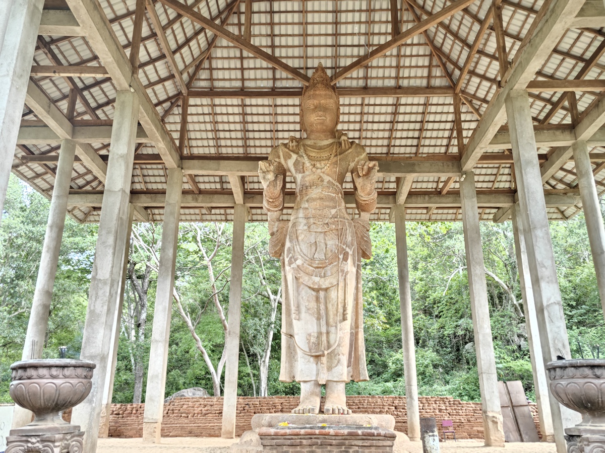瑪利嘎維拉觀音立像 Maligawila Buddha Statue